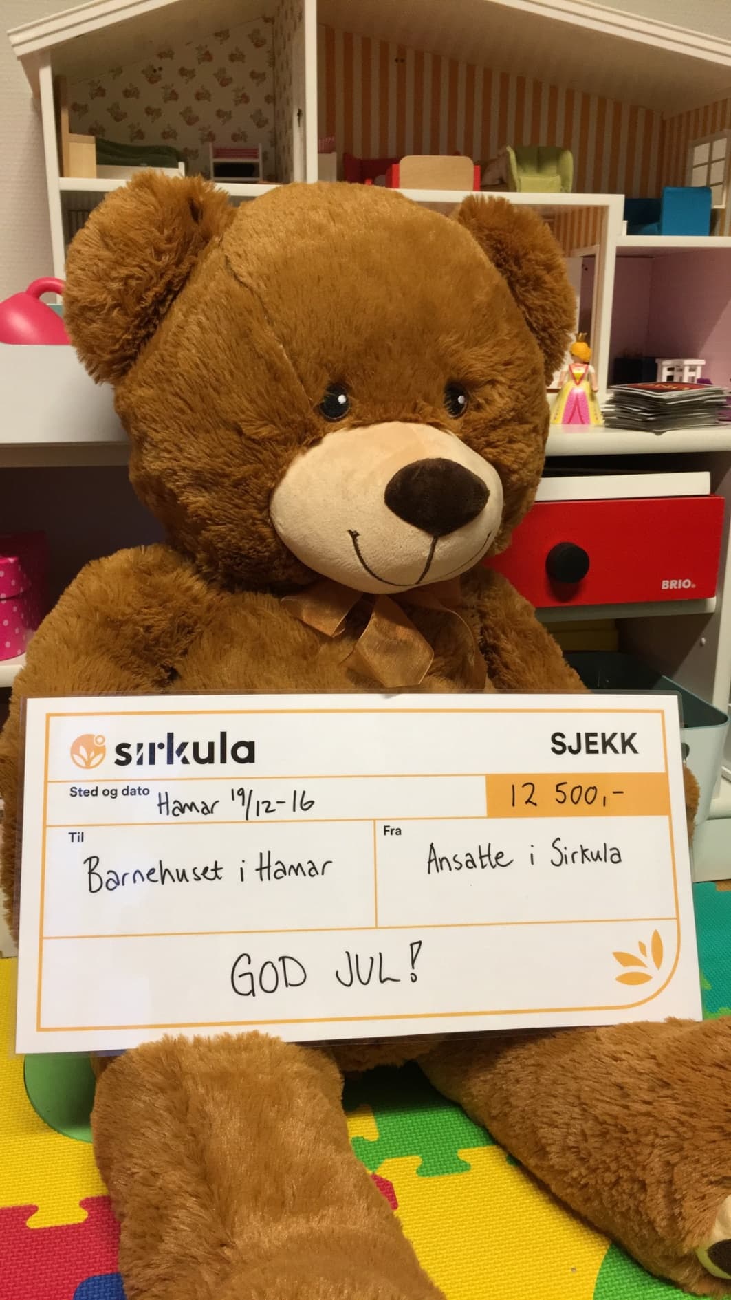 teddybjørn med en pengesjekk på 12500 kr
